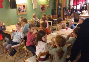 Dzieci z grupy Jabłuszek siedzą przy stolikach