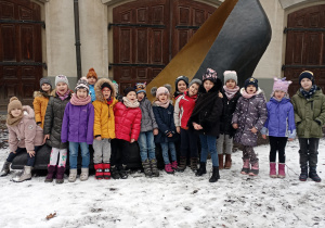 Dzieci z grupy Sowy przed Muzeum Kinematografii