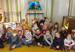 Dzieci z grupy Jabłuszka w pokoju Misia Uszatka