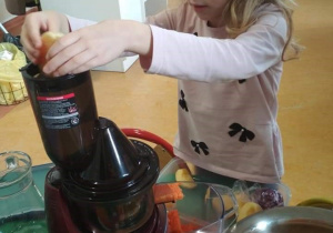 Dziewczynka robi sok z owoców