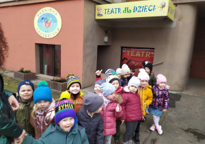 Przedszkolaki przed Teatrem dla dzieci