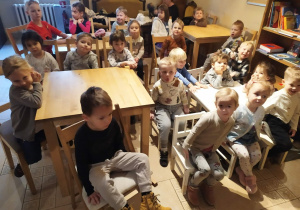Dzieci z grupy Rybki przy stolikach