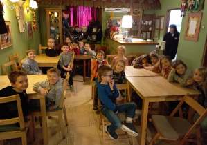 Dzieci z grupy Sowy przy stolikach