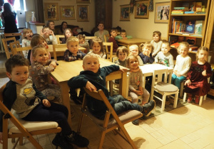 Dzieci z grupy Jeżyki przy stolikach