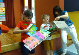 Dzieci pokazują swoje prace konkursowe