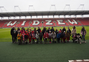 Dzieci z grupy Koty wraz z nauczycielkami na stadionie Widzewa
