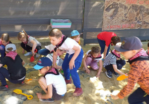 Dzieci odkopują szkielet dinozaura