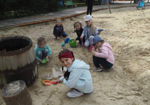 Dzieci podczas zabawy w piaskownicy
