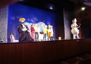 Dzieci z przedszkola wraz z aktorami na scenie