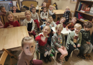 Dzieci z grupy Rybki w Baśniowej kawiarence
