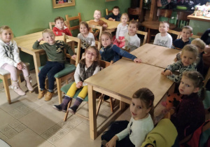 Dzieci z grupy Jeżyki w Baśniowej kawiarence