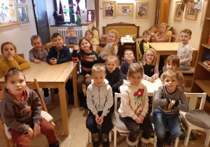 Dzieci z grupy Liski siedzą przy stolikach