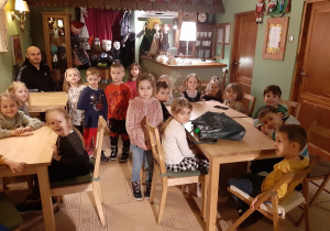 Dzieci z grupy Jagódki siedzą przy stolikach