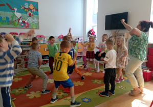 Dzieci podczas warsztatów, tańczą na dywanie