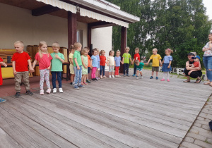 Dzieci z grupy Jabłuszka na scenie przed występem