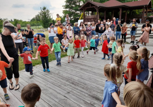 Dzieci z grupy Jabłuszka tańczą na scenie
