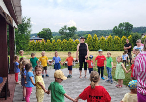 Dzieci z grupy Jabłuszka stoją w kole na scenie