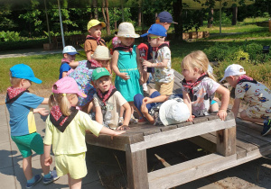 Dzieci z grupy Jabłuszka na ławce