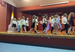 Dzieci z grupy Sowy podczas tańca