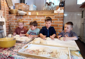 Chłopcy podczas ugniatania ciasta