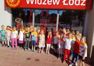 Dzieci przed sklepem z pamiątkami Widzewa Łódź