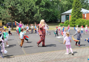 Dzieci podczas zabawy z Ulą Pakułą