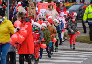 Przedszkolaki idą przez skrzyżowanie