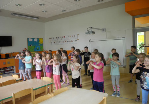 Dzieci podczas warsztatów, wykonują taniec grupowy