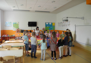 Dzieci podczas warsztatów, zabawa z wykorzystaniem chusty animacyjnej