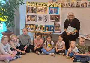 Uczestnicy konkursu wraz z Panią Dyrektor na tle pięknych dzieł sztuki