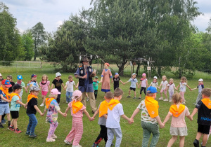 Dzieci podczas tańca przy dźwiękach tamburyna