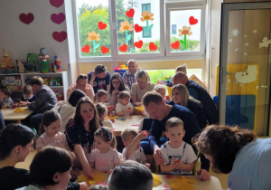 Dzieci wraz z rodzicami podczas warsztatów