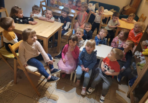 Dzieci oczekują na przedstawienie