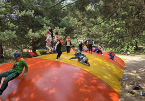 Dzieci skaczą na ogromnym dmuchańcu