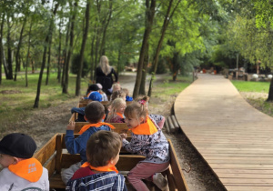 Dzieci jadą kolejką
