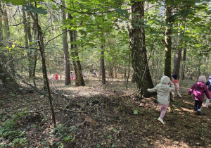 Dzieci biegają po lesie