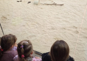 Dzieci obserwują słonia