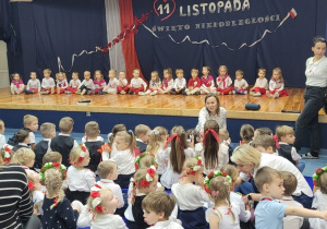 Dzieci podczas imprezy patriotycznej