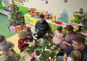 Rodzice i dzieci podczas warsztatów