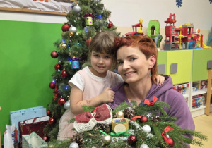 Dziewczynka z mamą i stroikiem świątecznym