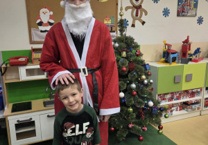 Mikołaj stoi z chłopcem