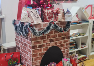 Prezenty stoją pod kominkiem