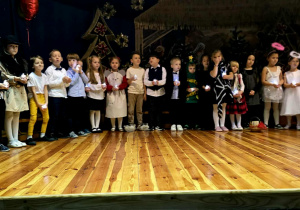 Dzieci na scenie podczas śpiewania piosenki