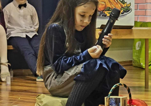 Dziewczynka z zapałkami siedzi na schodku