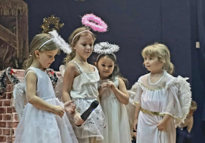 Cztery dziewczynki w strojach aniołów