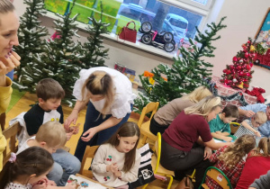 Rodzice wraz z dziećmi podczas warsztatów