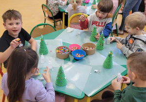 Dzieci podczas warsztatów