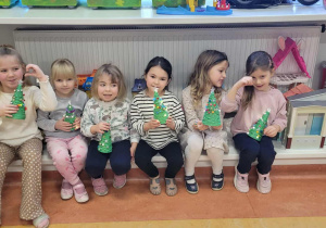 Dziewczynki z choinkami