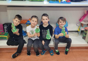 Chłopcy z choinkami