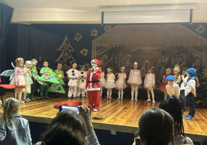 Gąski na scenie, na pierwszym planie mały Mikołaj